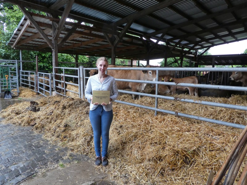 Johanna Ohlms, hier stellvertretend für den Betrieb Ohlms in Schellerten, die daneben auch in der Bewirtschaftung von Naturschutzflächen mit den Rindviehrassen Aubrac (im Hintergrund) und Highland Cattles aktiv sind.